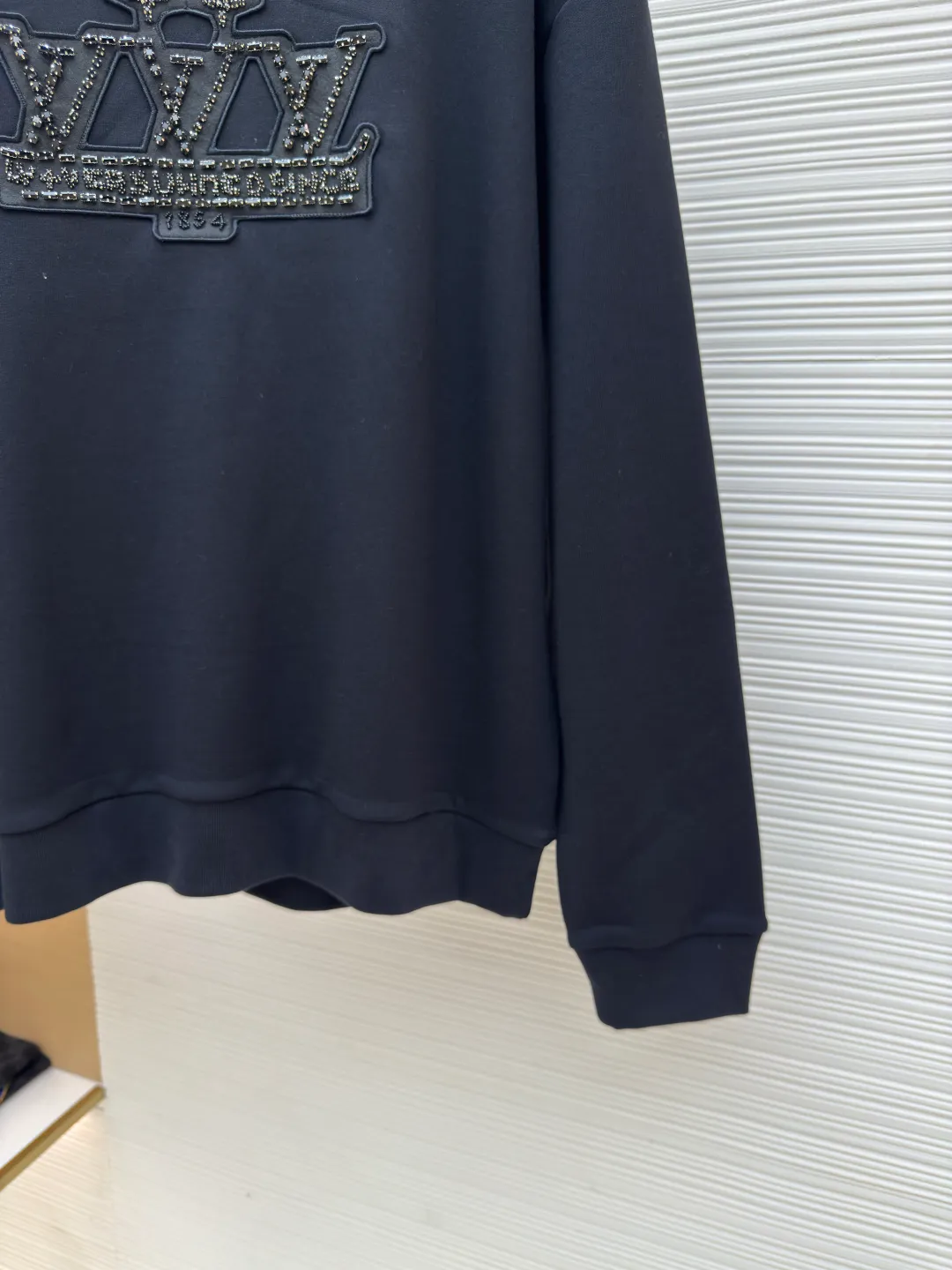 LOUIS VUITTON Obsidian claw diamond sweatshirt ●Authentic product: Purchased and developed for 16700 ●Item number: 1680292-B15 ●Fabric: Double-strand large terry bottom sweatshirt fabric ●Technology: Hand-picked stitch and embroidered chapter production ●Version: Fitted version ●Weight: about 585 grams ●Size: XS-S-M-L ●Description: The fabric is made of cotton 32s double-ply large terry bottom sweatshirt fabric, matched with 26s double yarn 1*1 horizontal machine weaving thread, the front panel is hand-picked and embroidered with an embroidered patch, the patch is made of non-woven material, laser burned to produce the embroidered patch, the outer ring is flat embroidered, and the inside is lined with bead positioning lines, customized elliptical claw drill base, two specifications of flat top drill, 3*7 There are two kinds of square diamonds, 6*6. The diamonds are all made of obsidian high-bright polishing material. The beads are manually mounted on a wooden frame. The beading time for a single piece of chapter reaches 3.5 hours. The overall wiring is straight and delicate, the fabric is comfortable and soft, and the color is consistent without color difference. It can be matched with the same style to create a fashionable look and control various occasions. Customized accessories, complete with three standards, same style for men and women!